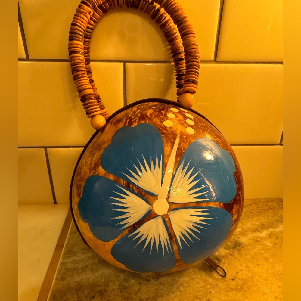 Hawaiian Real Coconut Shell
Purse Puka Shell blue hibiscus Flower Zip Closure